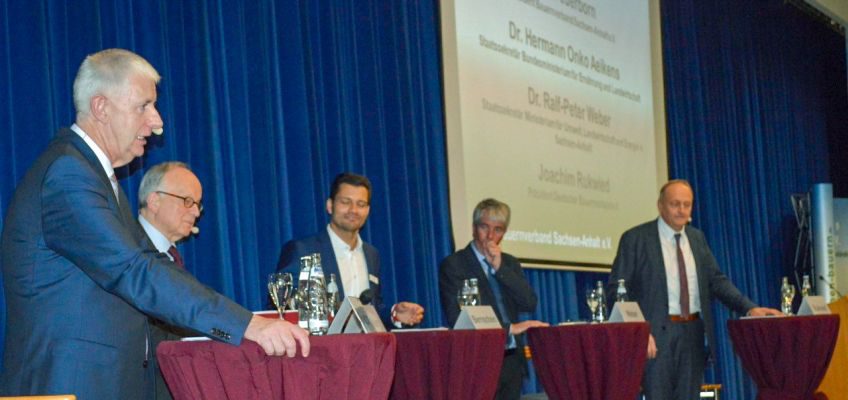 Die Podiumsdiskussion mit Olaf Feuerborn, Dr. Hermann Onko Aeikens, Stefan Bernschein, Dr. Ralf-Peter Weber und Joachim Rukwied.