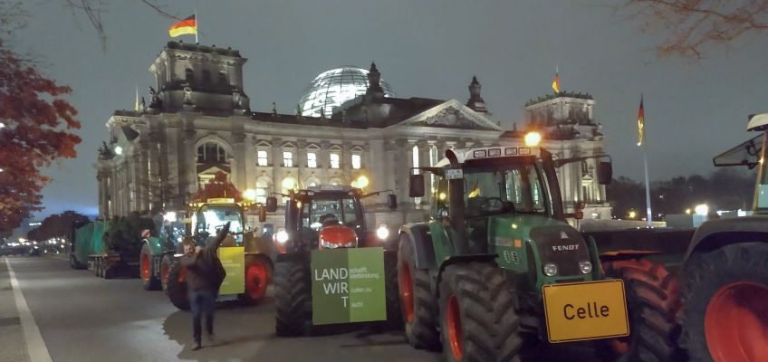 Bauern aus Niedersachsen vor dem Reichstagsgebäude.