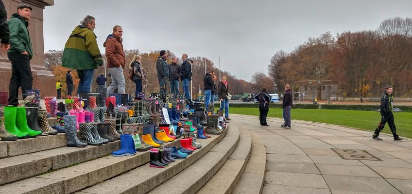 Gummistiefel abgestellt vor der Siegessäule in Berlin.