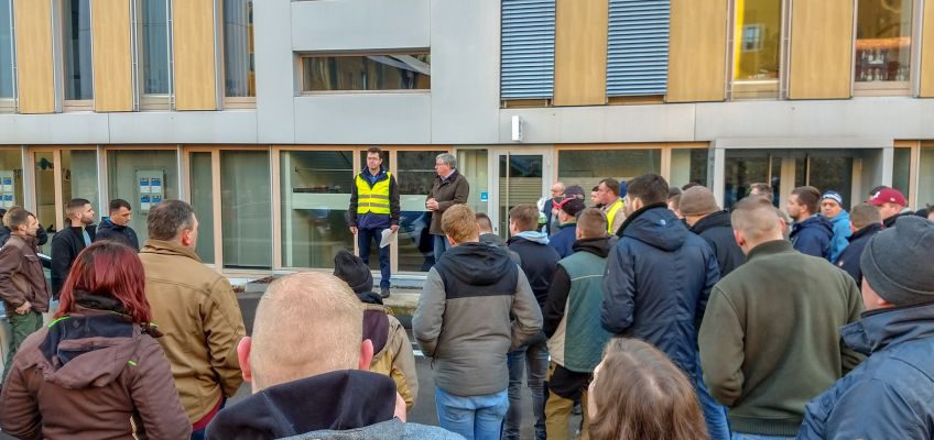 Bernhard Daldrup, Vorsitzender des Agrarausschusses im Dialog mit den Demonstranten.