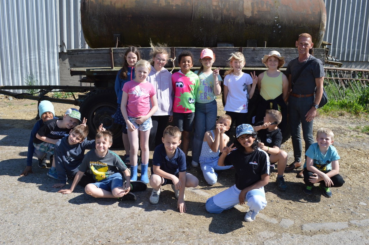 Die Klasse 3b von der Grundschule „Burg Ummendorf“ stellte sich zum Abschluss des Ausflugs zu einem Klassenfoto mit ihrem Lehrer Thomas Schopen vor einem alten Wasserwagen auf