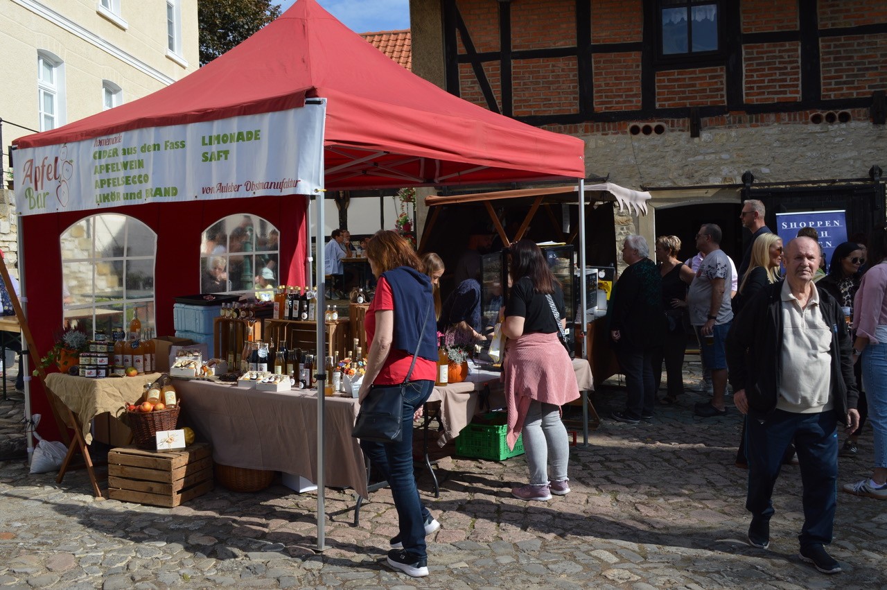 Die „Apfelbar“ sowie Kaffee- und selbstgebackener Kuchen der Auleber Obstmanufaktur von Marcus Nickel boten Leckerbissen für Jedermann